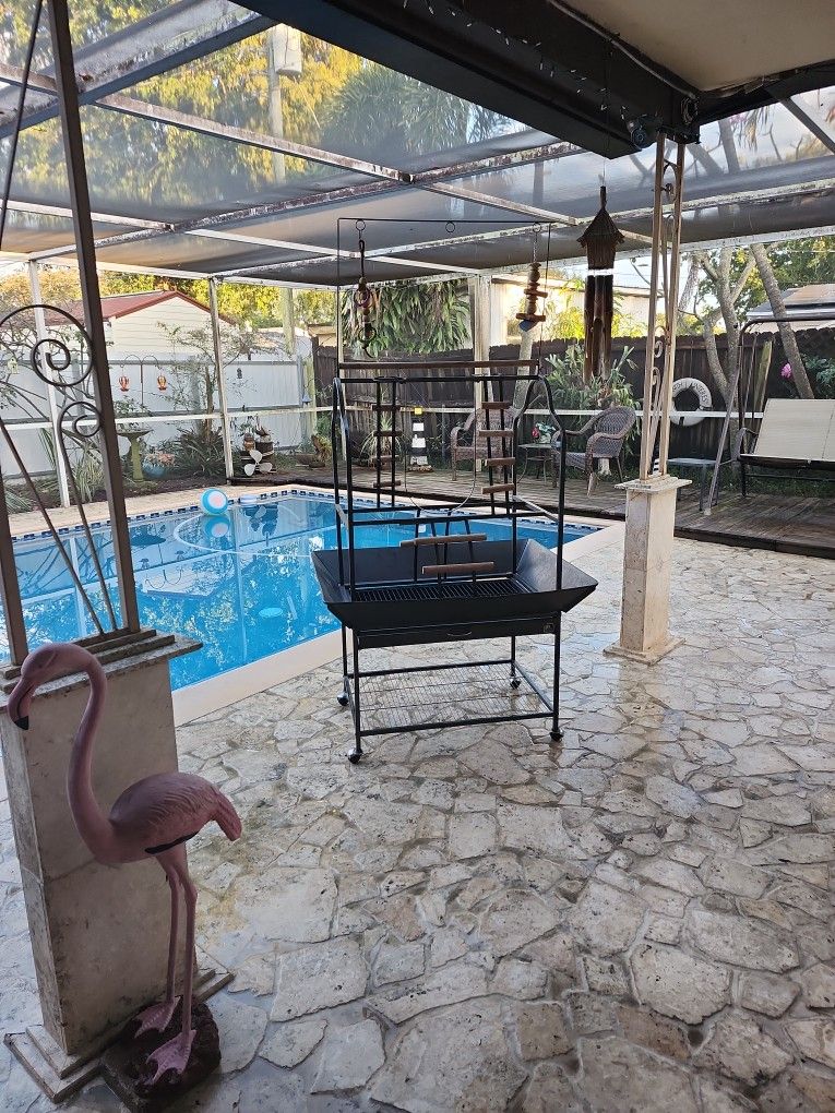 Large Like New Prevue Parrot Play Stand