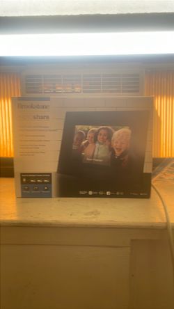 Brookstone PhotoShare Digital Picture Frame