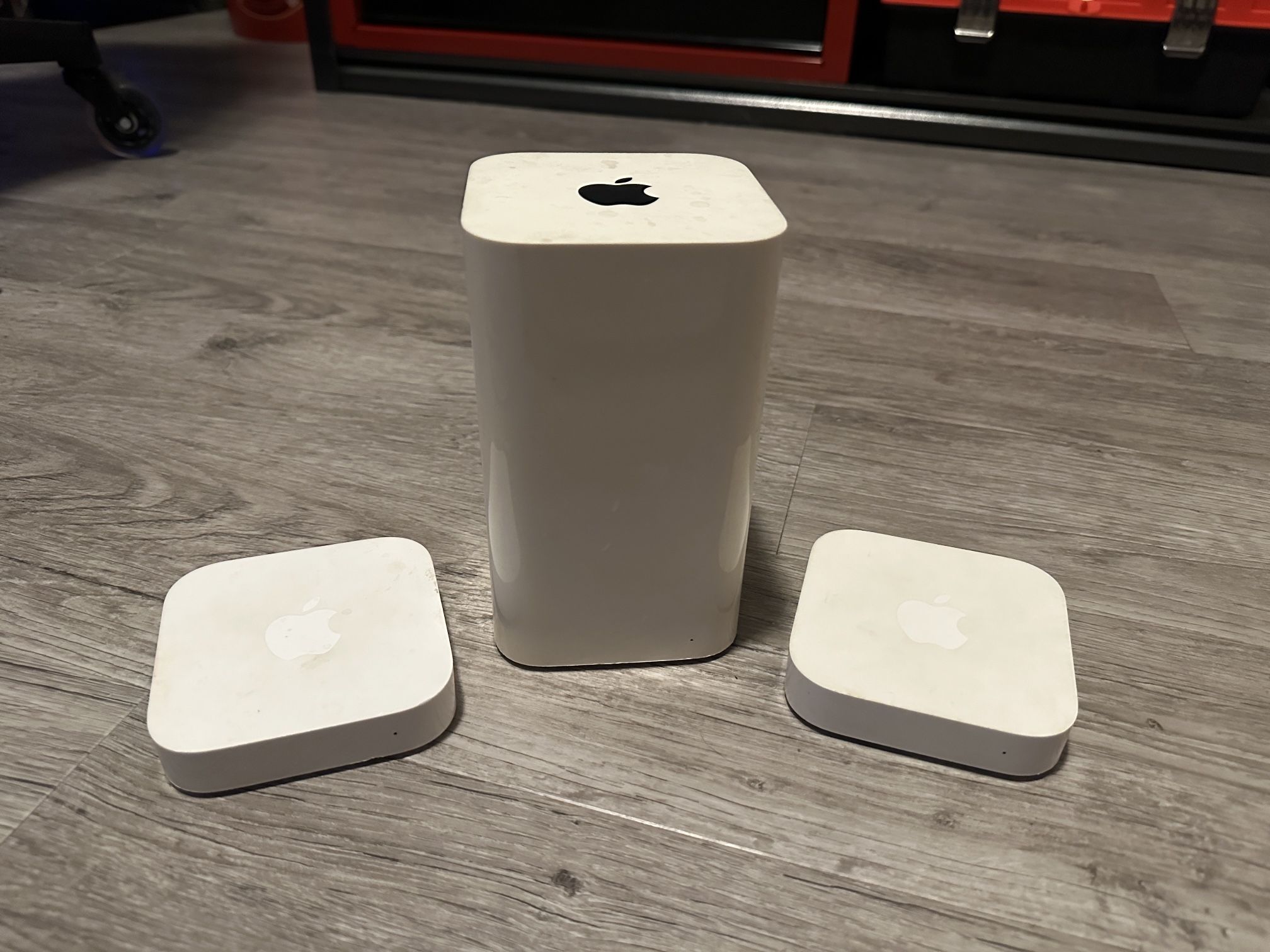 Apple Airport Extreme and 2 Airport Express