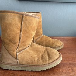 UGG Women's Classic Short Boot 5825 women’s size 7 great condition very cozy