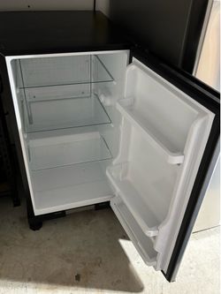 Mini fridge 100$