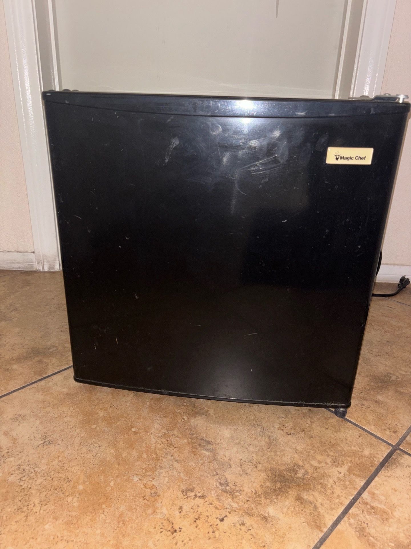 Magic chef 1.7cu ft mini fridge