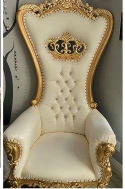 Single thrown chair