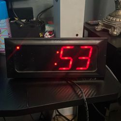 Traditional Alarm Clock Plays Am/fm Radio And Has 2 Alarms $10 