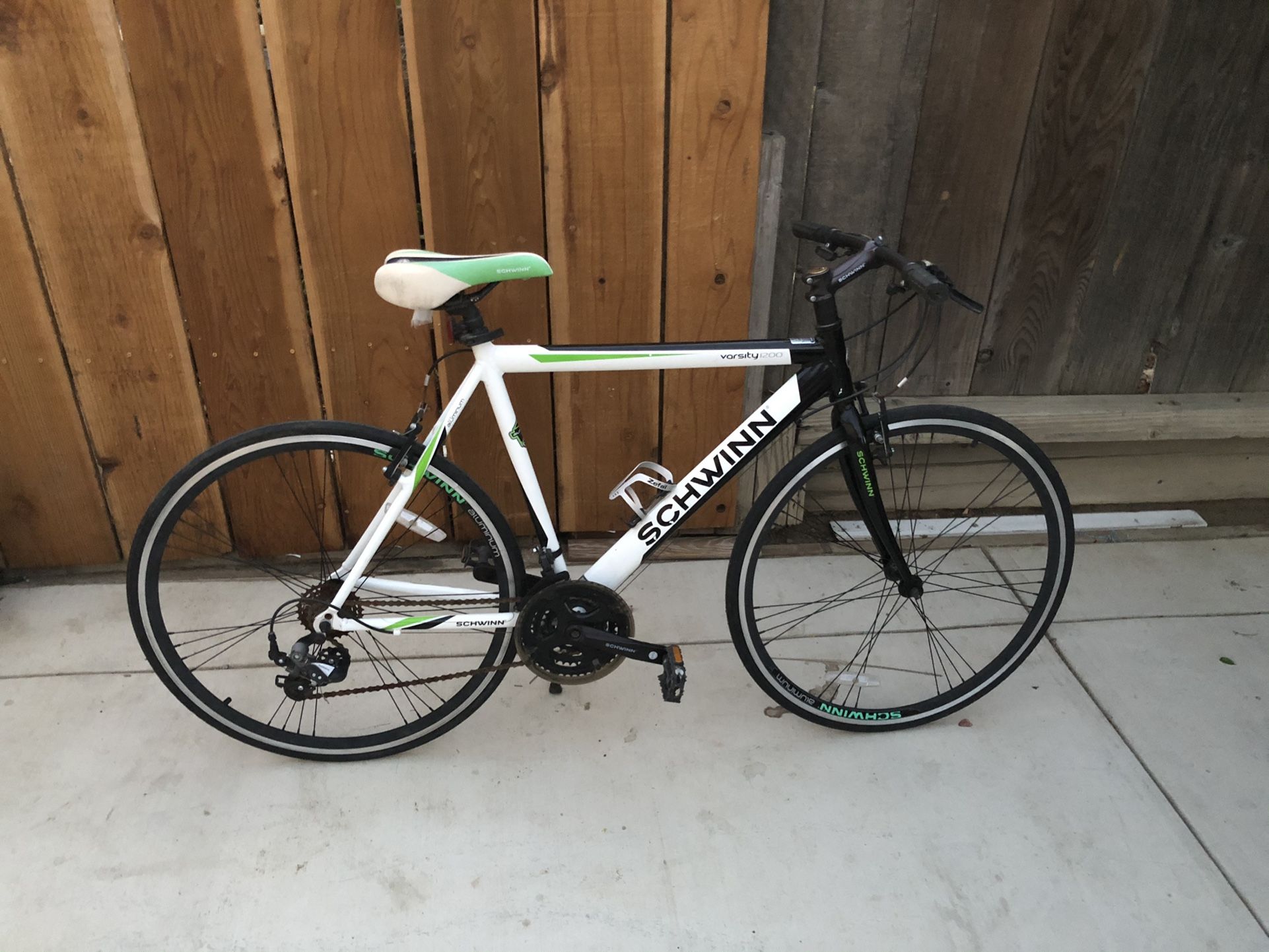 Schwinn Varsity 1200 Hybrid Bike 28 Wheels for Sale in Modesto