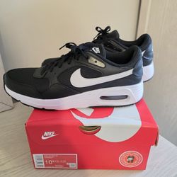 NIKE AIR MAX

BRAND NEW IN BOX
NEVER WORN!
10.5 MENS
BLACK/WHITE