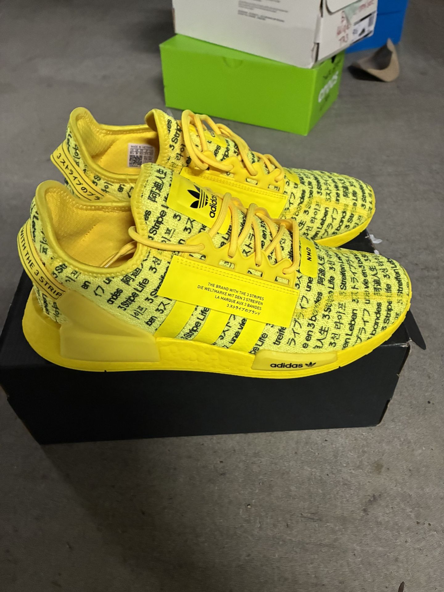 NEW!! Men’s Sz. 91/2 Adidas NMD R1 V2 All Over Print Yellow 