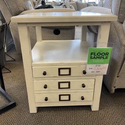 NORWOOD END TABLE FLOOR SAMPLE