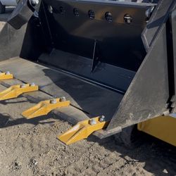 New Mini Skid Steer 4N1 a.k.a. clam bucket with teeth 42 inches wide