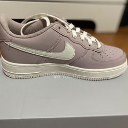Nike Air Force 1 GS – Particle Rose/Sail (Size 6Y)
