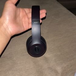 Beats Solo3 Wireless Headphones. Use A Couple Time In Good Conditions Come With Charger And Case