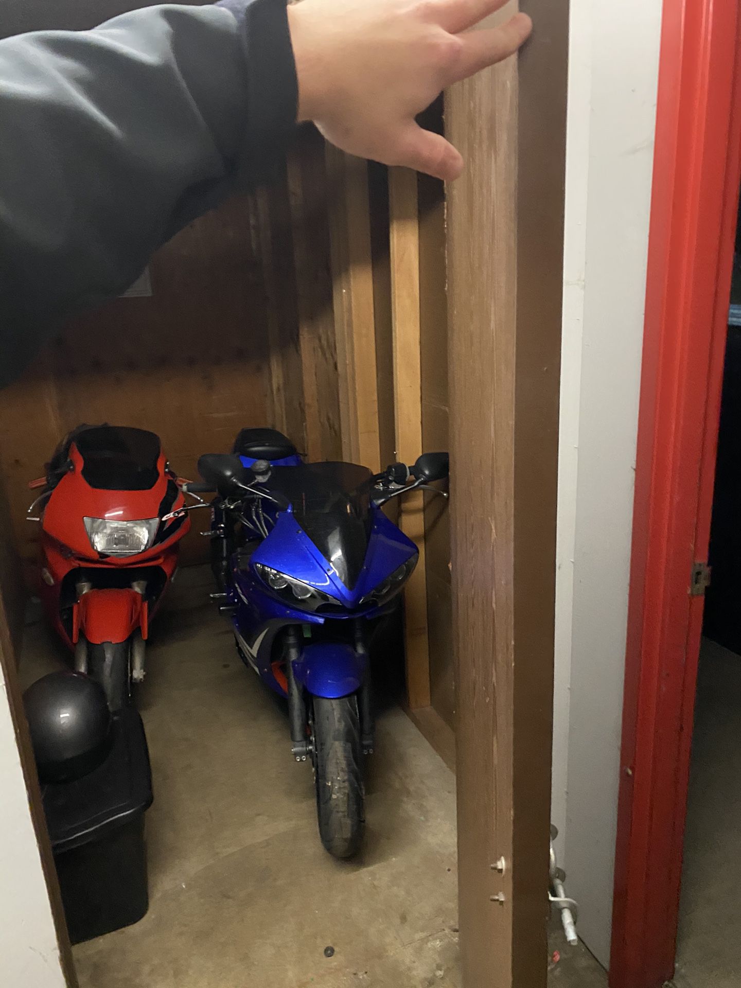 Photo 2009 yamaha R6s and 1998 cbr 600 the yamaha runs and rides like new it needs nothing and has about 20k miles. the cbr has a blown fuse im almost posi