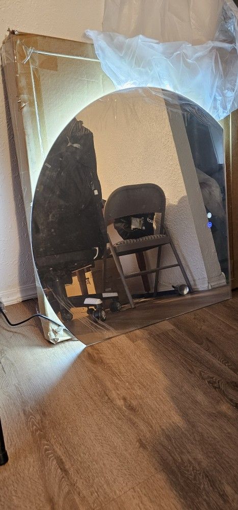 Vanity Mirror With 2 Light Settings And Mount (New)