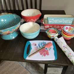 Pioneer Woman Baking Dishes Plus More.  Hasnt Even Been Used 