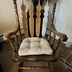 Rocking Chair With Pad 
