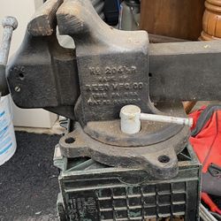 Reed No. 204 1/2 R swivel bench vise, manufactured by the Reed Manufacturing Co. in Erie, PA, USA. 