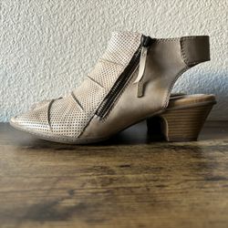 Earth Women's 10 Hydra Mid Heel Sandal Light Pecan Soft Perforated Leather Side Zip