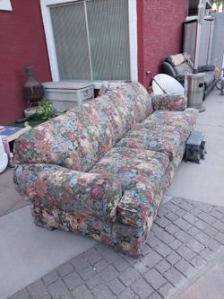 Floral big couch  for free, very  conformable, needs some clean, 79th Avenue  and camelback