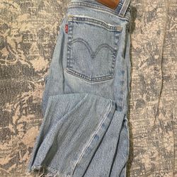 Woman’s levi jeans 