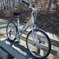 2012 17" Giant Sedona Aluminum Step-Through Hybrid 21 Speed Bike