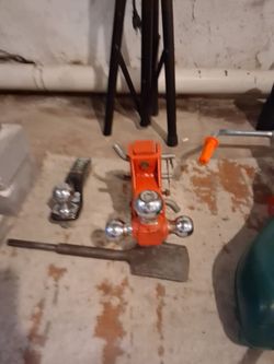 Adjustable trailer hitch