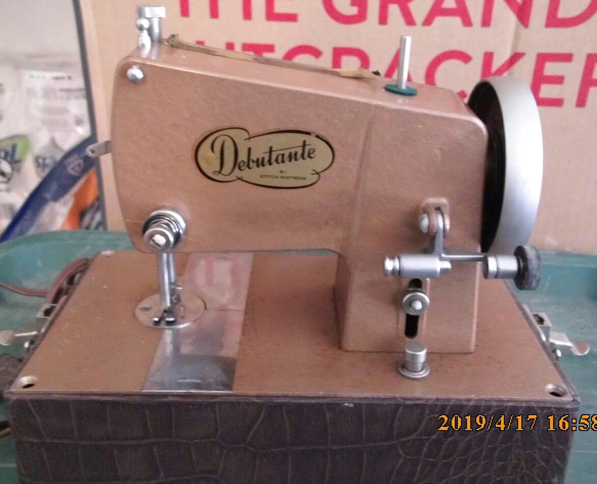Genero Debutante Stitch Mistress Sewing Machine With Case, Vintage