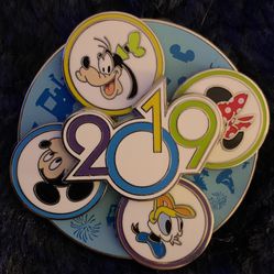Disney Trading Pin: 2019 Collectable Spinning Disney Character Pin