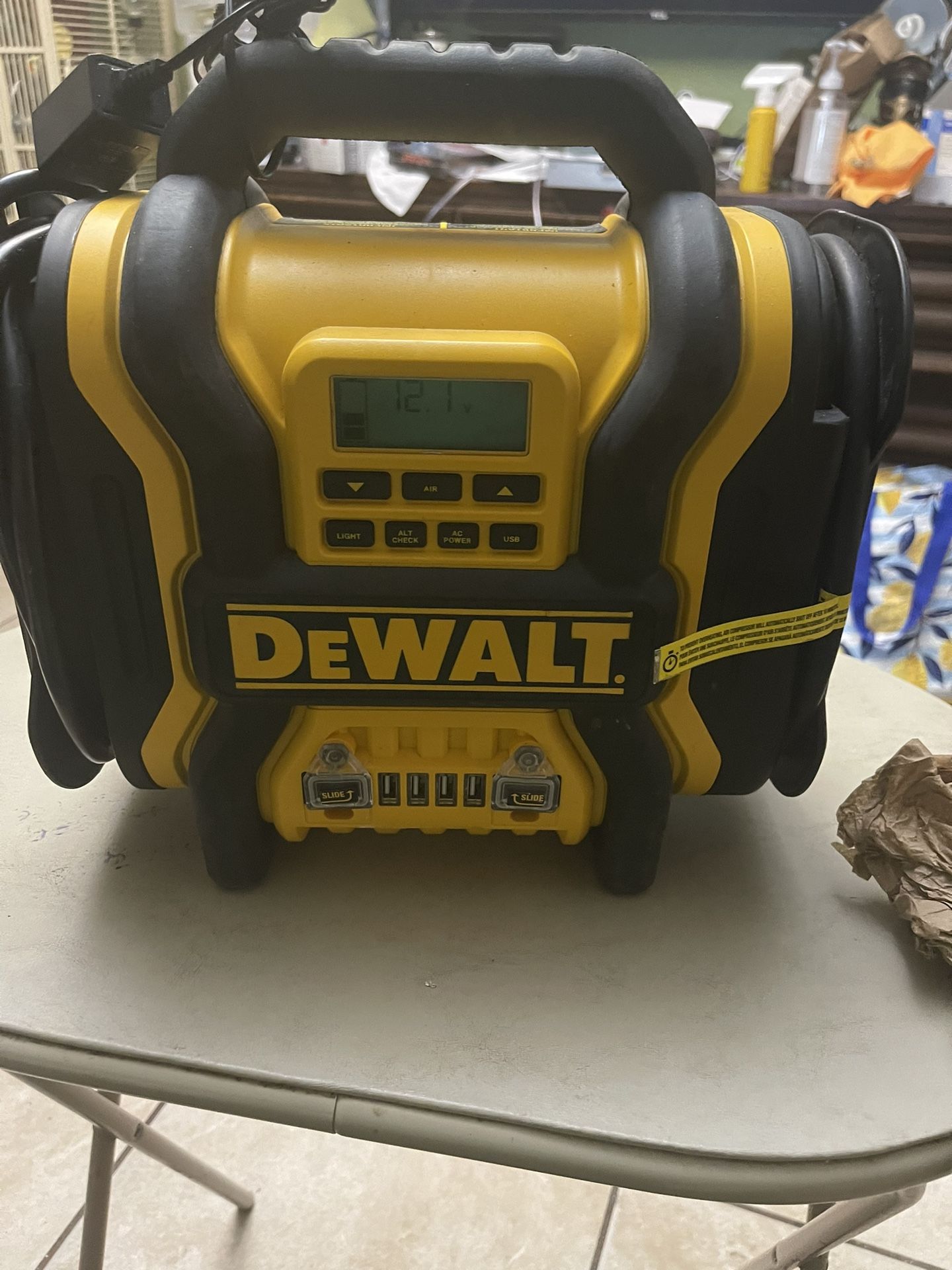 DEWALT DXAEPS14 1600 Peak Battery Amp 12V Automotive Jump Starter/Power Station