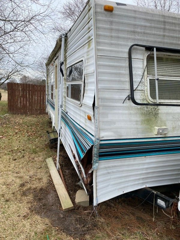 1997 Damon Hornet 27 ft Camper