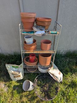 Garden supply lot - pots, hanging baskets, watering can, rack