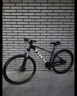 Trek mountain bike size adult small  5" 1 to 5'7  Wheels 27.5 Multiple Speeds Hydraulic Disc Brakes