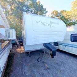 05 5th Wheel Travel Trailer ( Can Deliver)