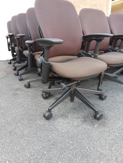 LEAPS V2 3D KNIT MESH LIKE NEW  PLENTY AVAILABLE AERONS MIRRAS 1,2 AVAILABLE FOR CHEAP 