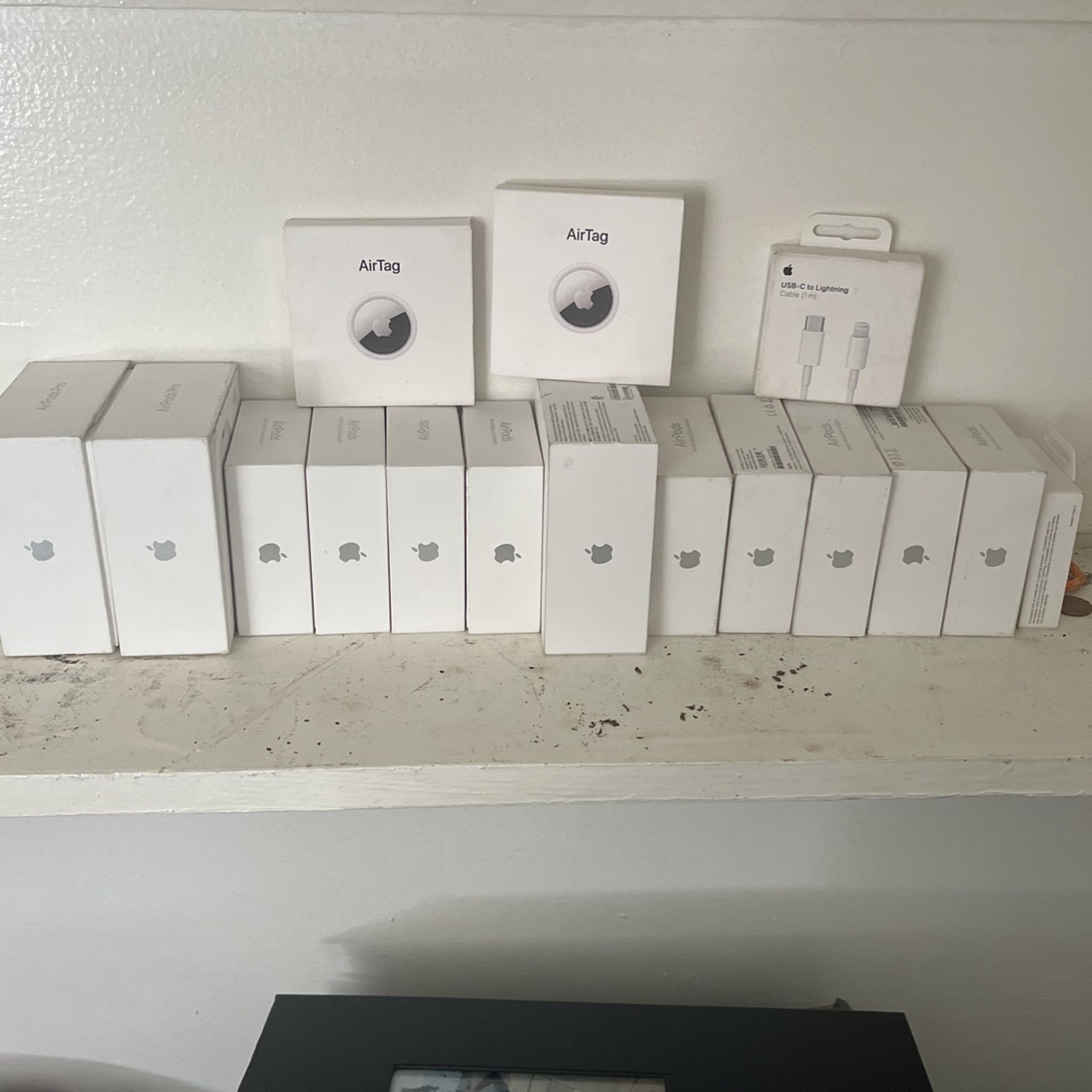 Air Pods, Air Tags, Apple Fast Chargers