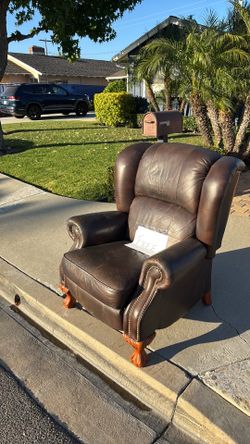 Free used furniture. La-Z-Boy chair, slightly used, but very comfortable.