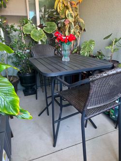 Table with  2 chairs 🪑