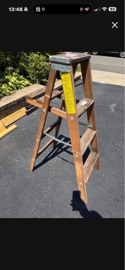 4' wooden ladder