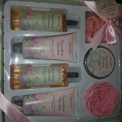 Lotion, Hand gel, Body Scrub Soap Pink Gift Set