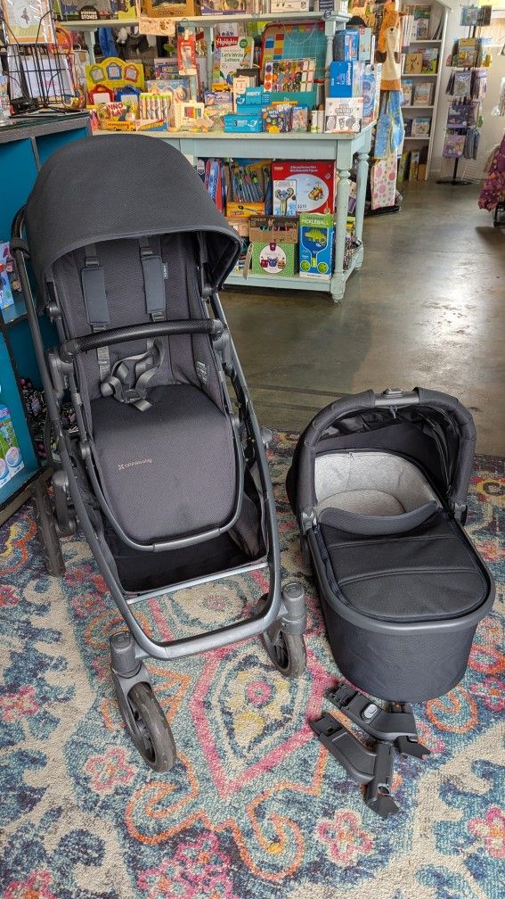 UPPAbaby Uppababy Vista V2 Stroller With Bassinet, Adapters, Rain shield, Storage Bag