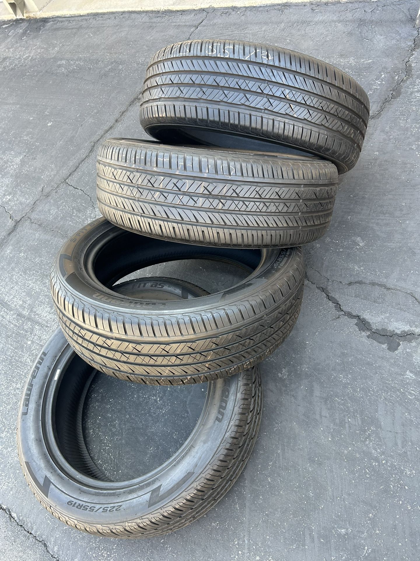 Set. Tires.  225. 55. 19. Laufen. 