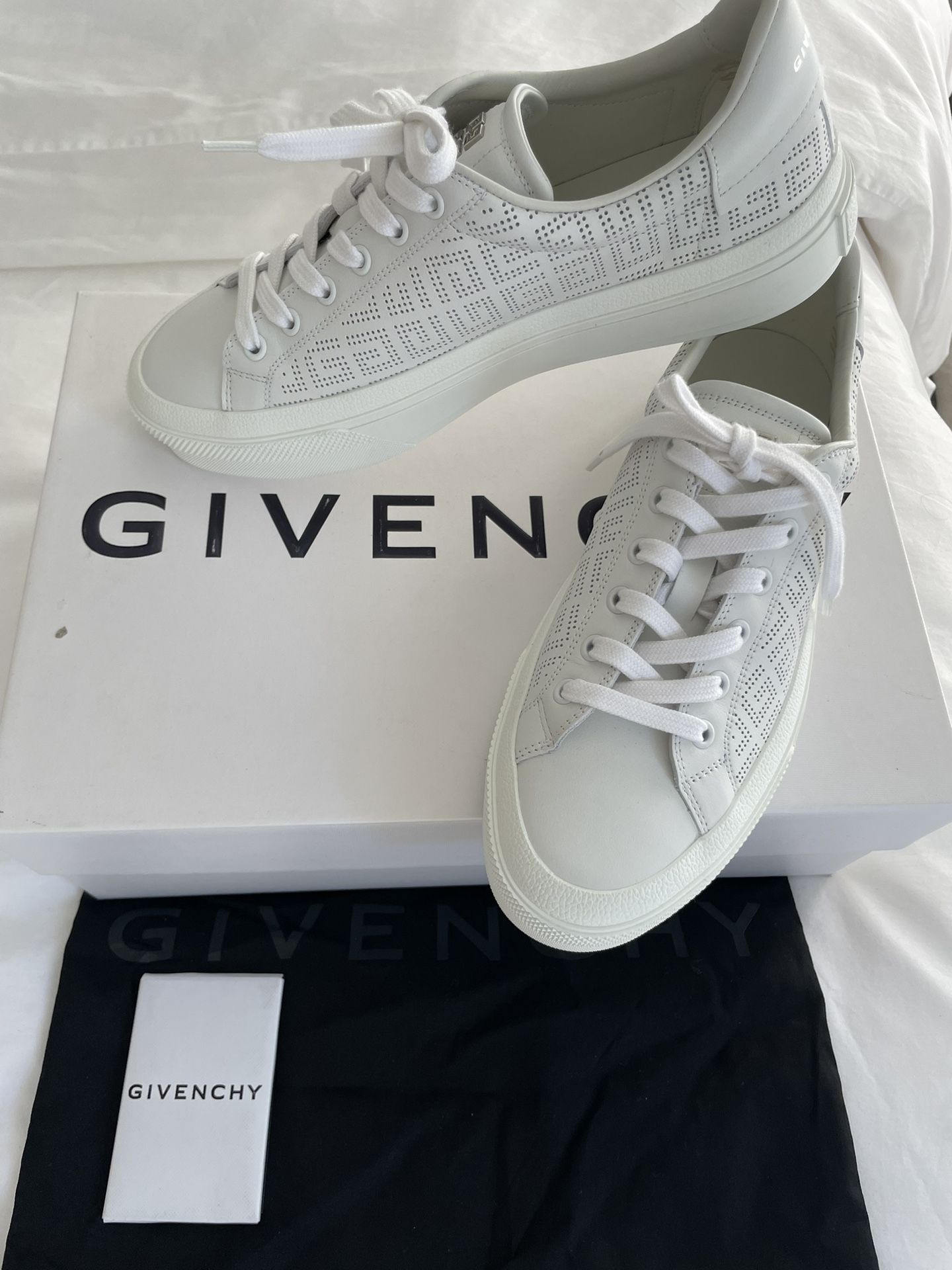NEW AUTHENTIC WOMEN’S GIVENCHY CITY SNEAKERS