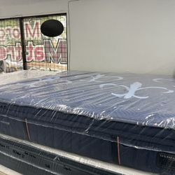 KING SIZE STEARNS & FOSTER LUX ESTATE (FIRM) PILLOW TOP MATTRESS & BOX SPRINGS BED SET
