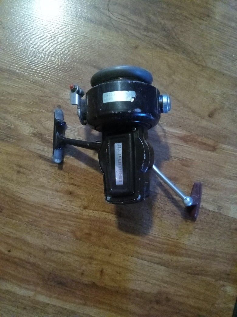 Vintage Fishing Reel For