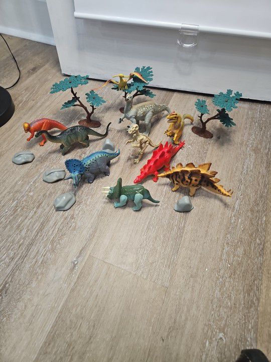 Dinosaur Collection Of 10 With Some Accessories. 