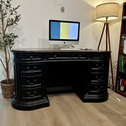 Elegant wooden executive desk , vintage style with details and unique design  From the prestige Hooker Furniture. Dark brown color Good conditions  we