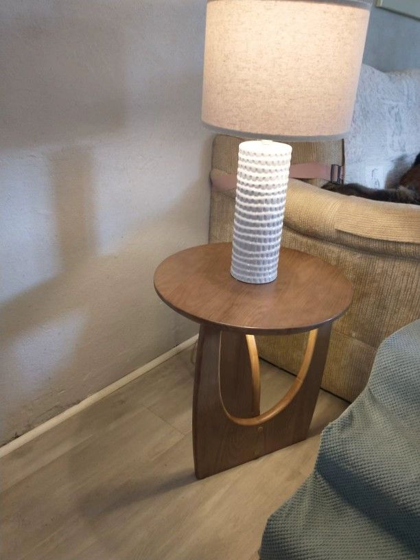 Modern Solid Wood Side Table - Mid-Century Accent Table / Nightstand