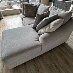 Carnaby 2-Piece Sectional with Chaise 