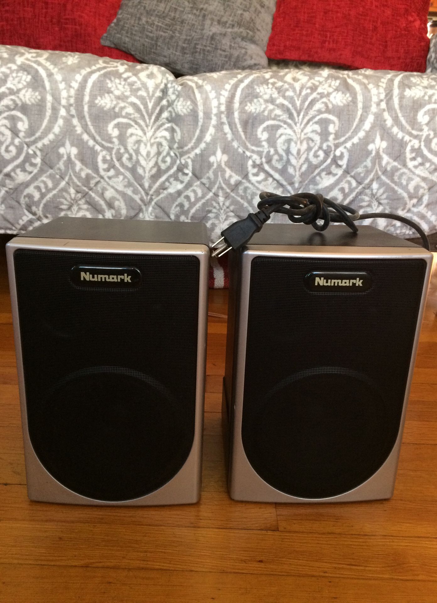 Numark M20 speaker bookshelf monitors