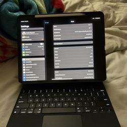 iPad Pro 12.9inch 6th gen 256gb Wi-Fi + Cellular & keyboard