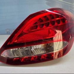 2015-2018 MERCEDES C-CLASS RIGHT TAIL LIGHT 